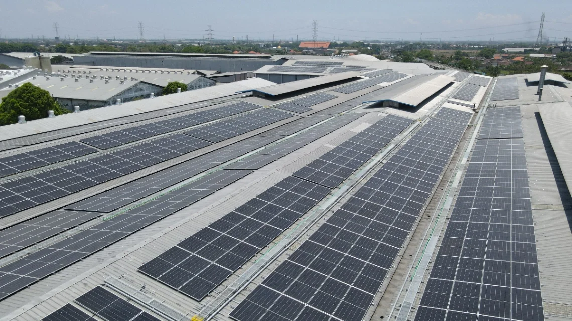 Instalasi solar panel di area gedung [Nama Perusahaan] sebagai penerapan energi terbarukan dan komitmen perusahaan terhadap lingkungan